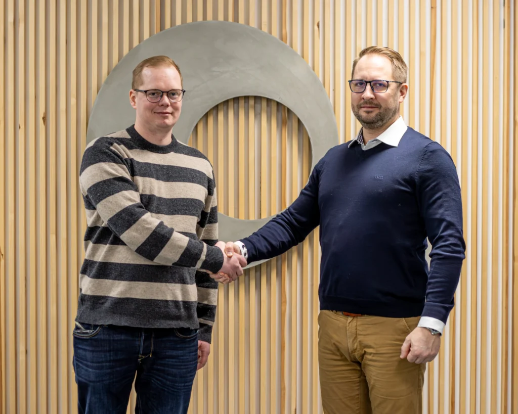 Anfran toimitusjohtaja Tomi Puoskari (vas) toivottaa Ilkka Moilasen tervetulleeksi Anfralle