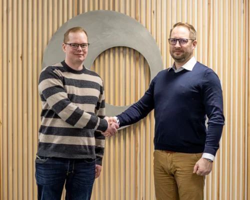 Anfran toimitusjohtaja Tomi Puoskari (vas) toivottaa Ilkka Moilasen tervetulleeksi Anfralle