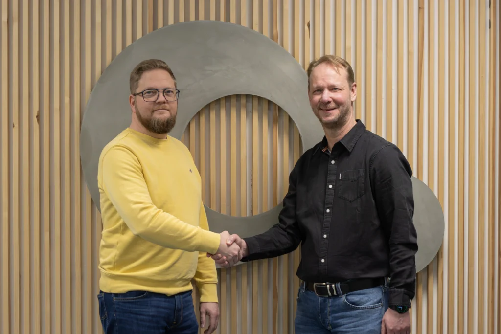 Kai Kaarlejärvi (vas.) toivottaa Sami Ehrnsténin tervetulleeksi Anfralle.